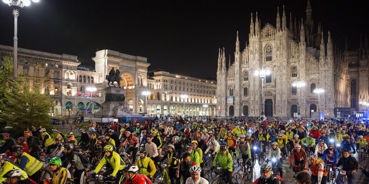 Bike Night e il fascino di pedalare di notte: dopo Ferrara e Roma tocca a Udine e Milano