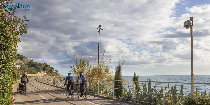 In bici tra il mare e le montagne Liguri: è la Riviera dei Fiori.