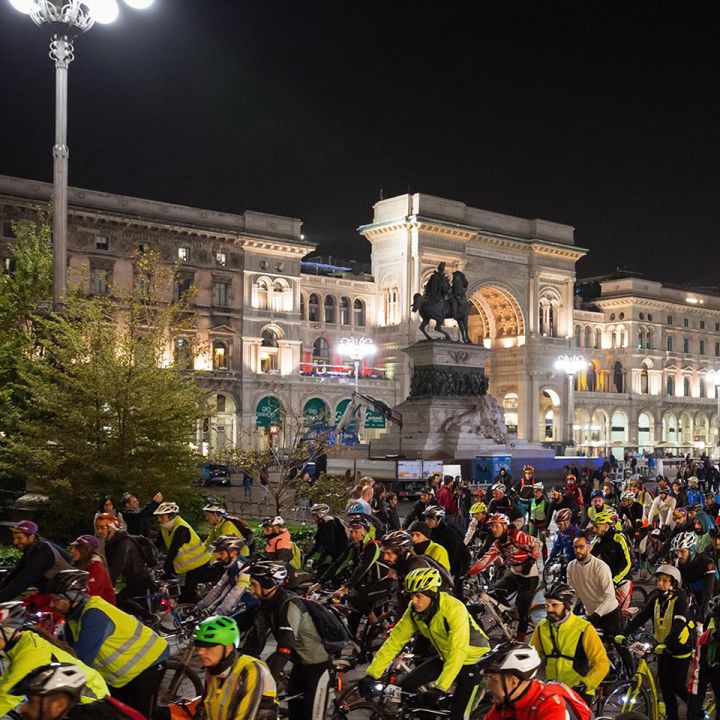 Bike Night e il fascino di pedalare di notte: dopo Ferrara e Roma tocca a Udine e Milano