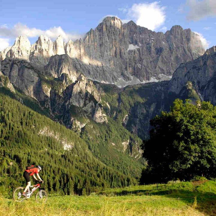 Un “viaggio nel tempo” in mountain bike fra i borghi della Val Fiorentina