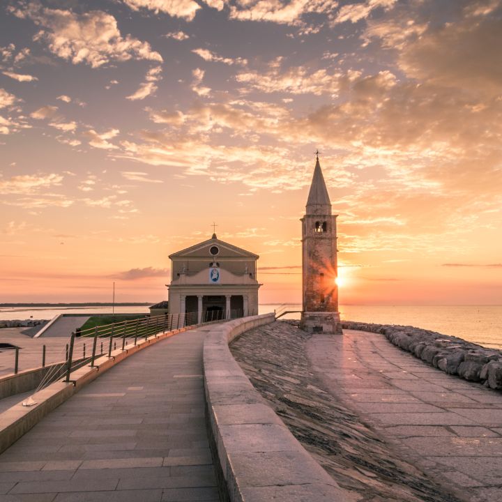 Spiagge e “casoni”, barche e campanili: tre itinerari a Caorle e dintorni