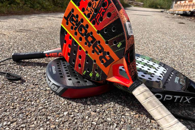 Padel Racket Rentals - Intersport Samoëns - Carrefour Market Parking Lot image2