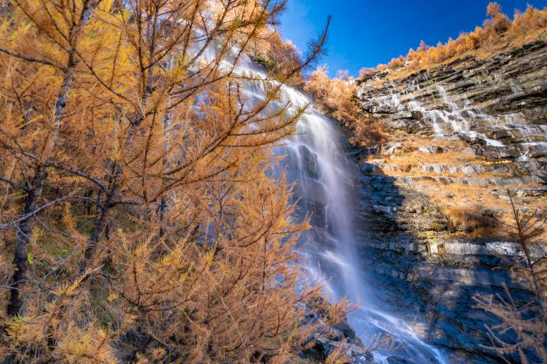 Les cascades de Narreyroux et le col des Lauzes au départ de la chapelle Saint Vincent. image1