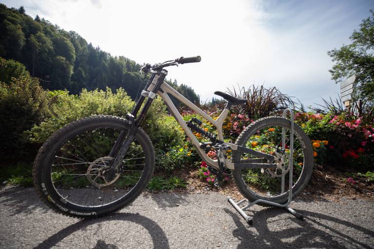 DH mountain bike rentals - Xtreme Glisses image2