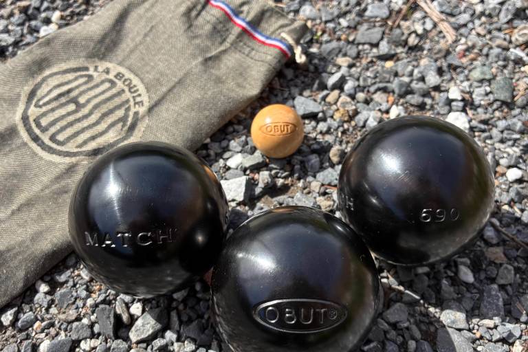 Pétanque Ball Rental - Intersport Samoëns - Carrefour Market Parking Lot image1
