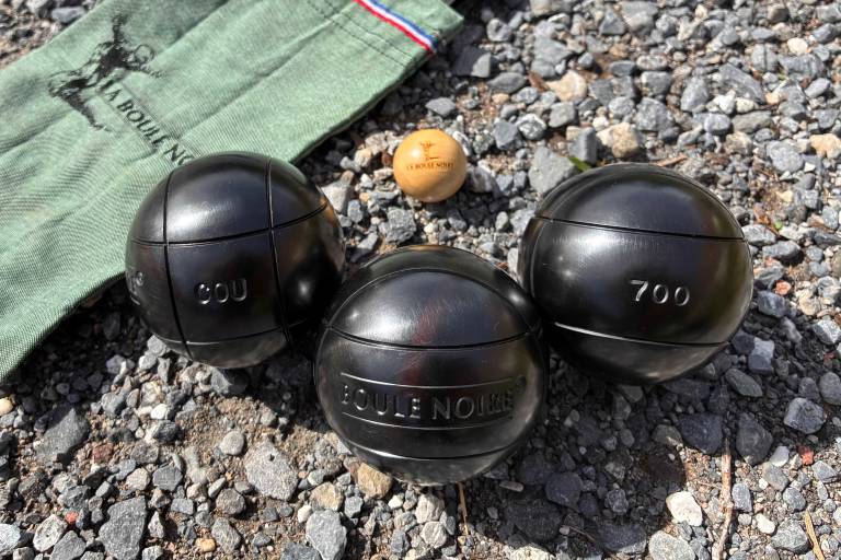 Pétanque Ball Rental - Intersport Samoëns - Carrefour Market Parking Lot image2