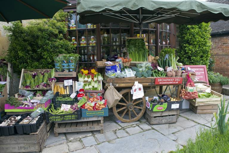 Marché d'été en soirée et concert image1