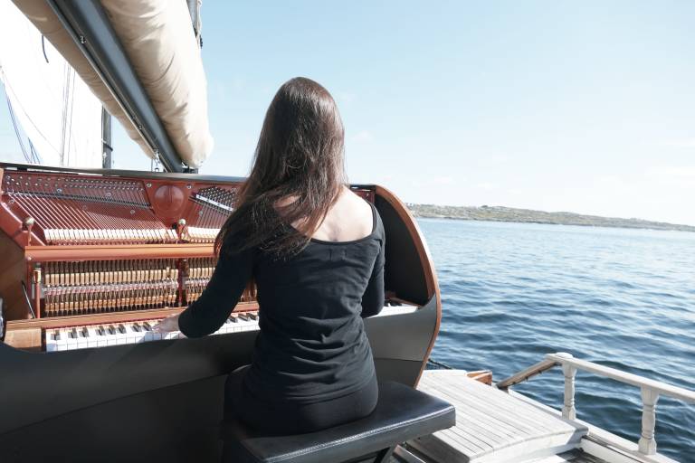Pianocean accoste au Domaine des Albatros image1