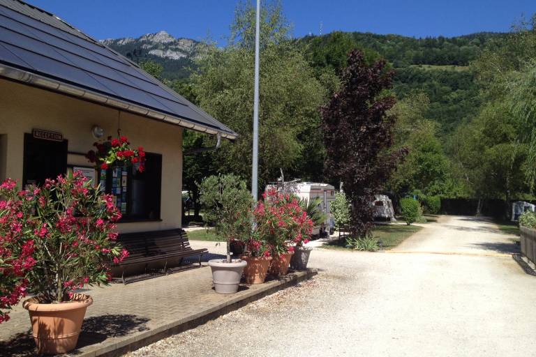 Aire d'accueil camping-car - Les Cyclamens image1