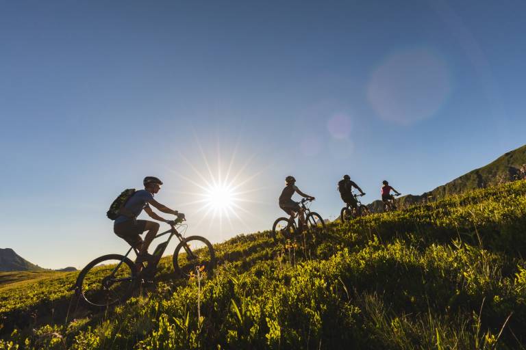 VTT électrique en nocturne avec repas savoyard niveau vert image1