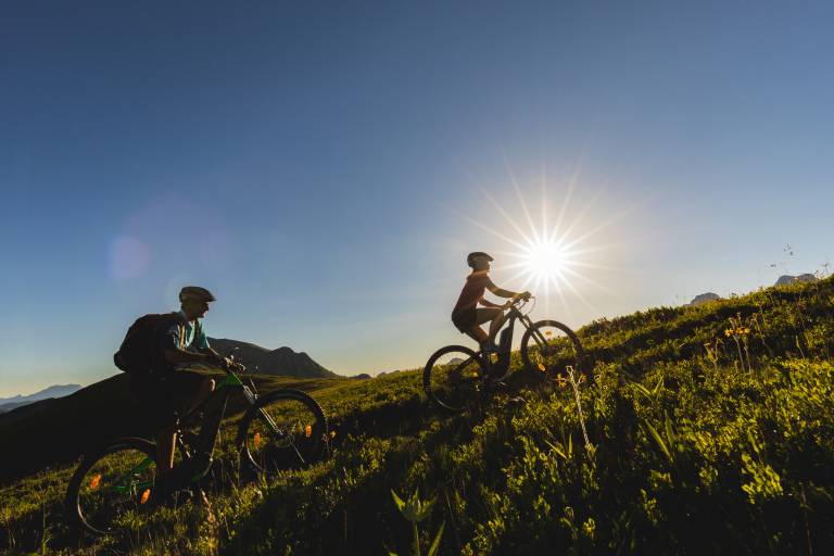 VTT électrique en nocturne avec repas savoyard niveau vert image2