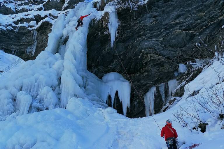 Cascade de glace et escalade hivernal image1