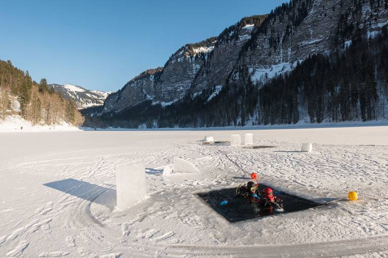 Under-ice diving at Montriond Lake image2