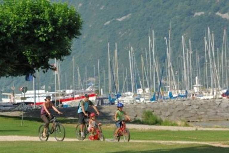 From the City to the Lake by Hybrid Bike image1