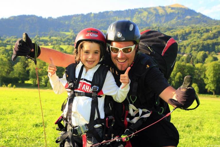 Baptêmes de l'air en parapente : Découvrez la montagne vue d’en haut ! image1