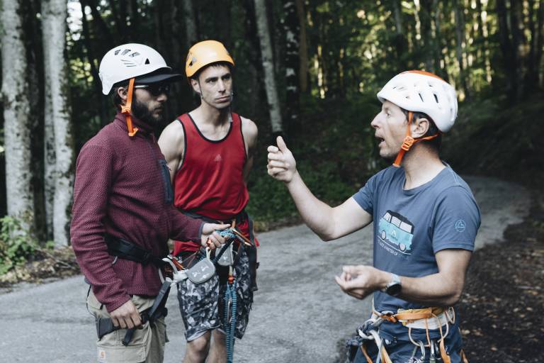 Sortie Via Ferrata avec guide : l'équilibre parfait entre marche et escalade image1