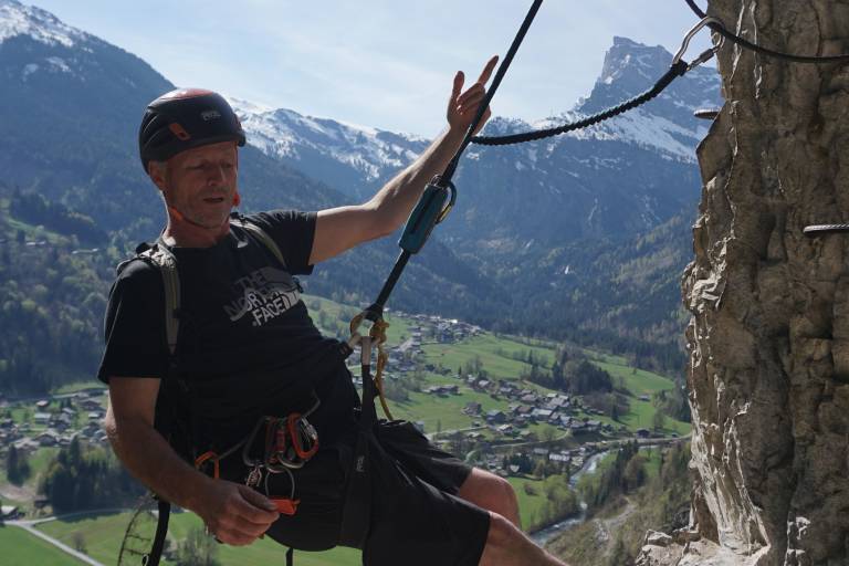 Sortie Via Ferrata avec guide : l'équilibre parfait entre marche et escalade image2