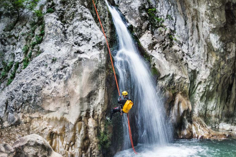 Sortie encadrée de Canyoning : Plus qu’une rando, une cascade d’émotions ! image1