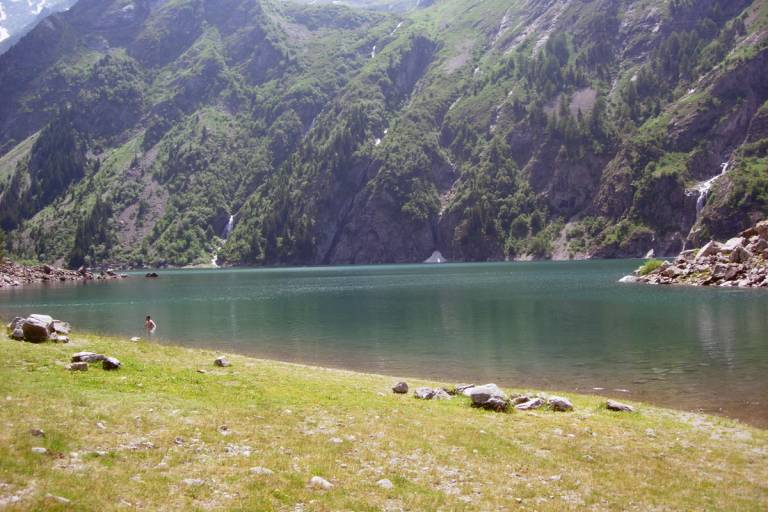 Fishing at the Lauvitel Lake image2