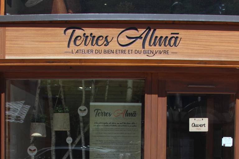 Wellbeing - Massages & energy treatments Julie Chalvin therapist image1