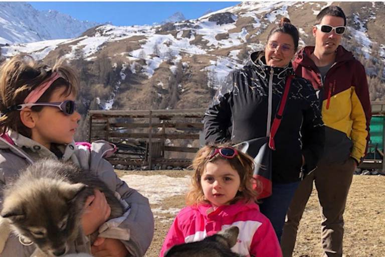 Hiking with huskies image1