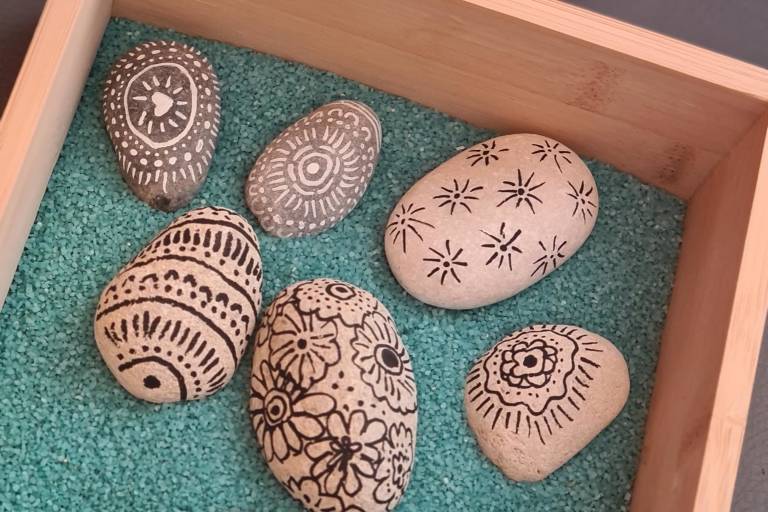 Atelier créatif : petit jardin zen, galets peints et sable doux ! image1