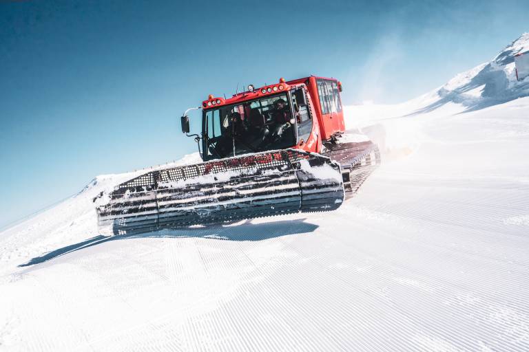 Discover the job of a groomer on the 2 Alpes glacier image1