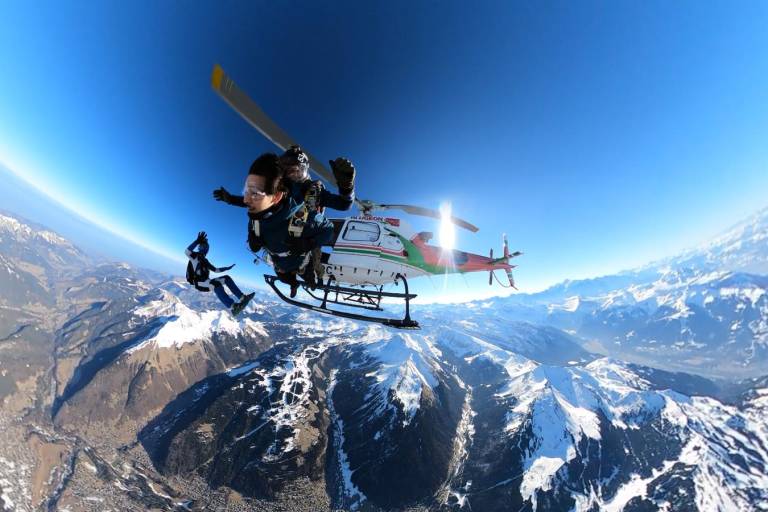 Saut en parachute depuis un hélicoptère image1