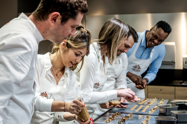 Atelier finition  - Cité du chocolat Valrhona image1