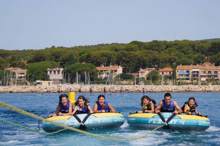 Bouées tractées dans la baie des Lecques - New Gliss image1