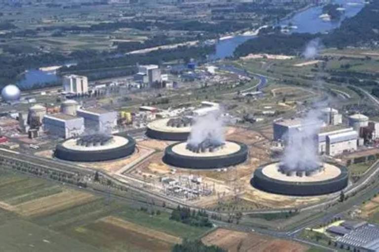 The Chinon power plant image1