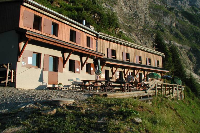 Hiking itinerary: Tour des Dents Blanches GR®P mini 4 days on foot - Stage 3: Refuge de la Vogealle > Refuge du Folly image1