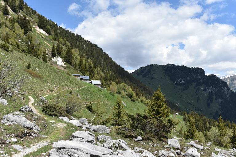 Hameau de la Montagne - Rocher de Villeneuve - Crête du Mont Charvet - randonnée pédestre en boucle image1