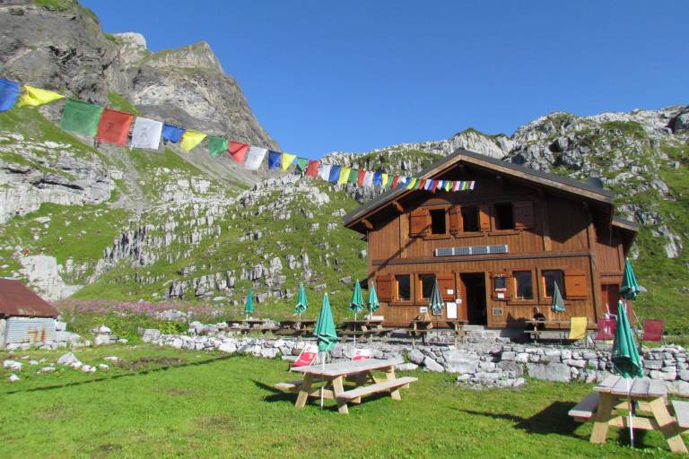 Hiking itinerary: Refuge and Vogealle lake image1