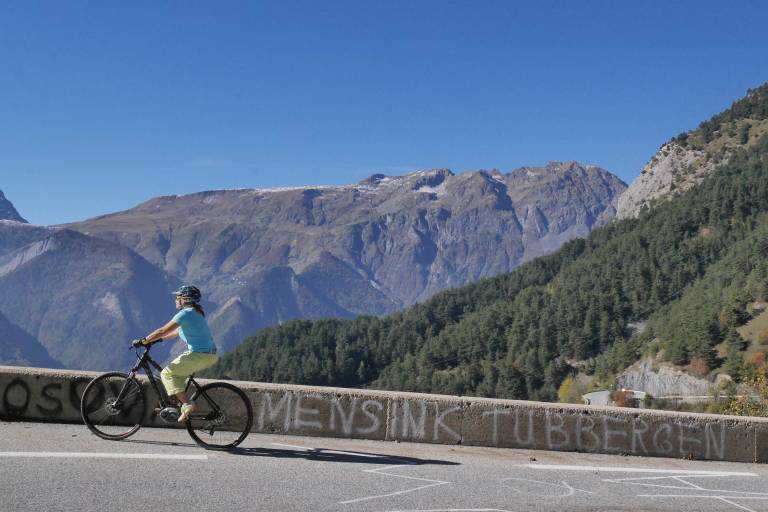 The road up to Alpe d'Huez, the classic climb by e-bike image2