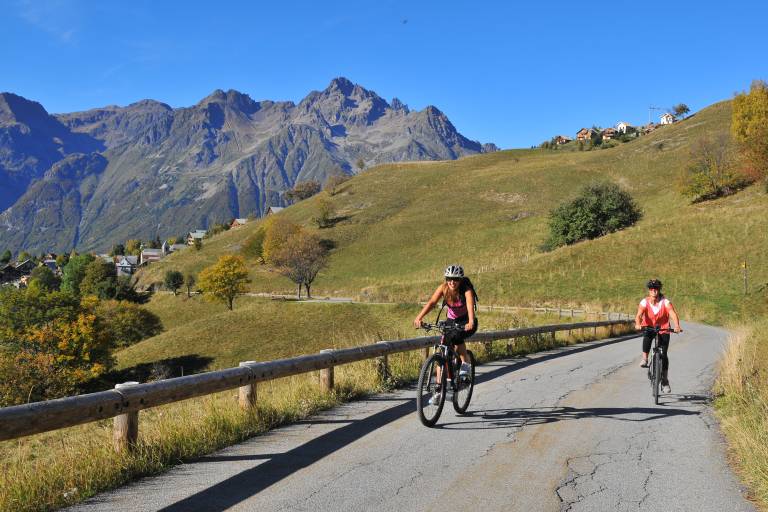 La montée de l'Alpe d'Huez, la discrète en vélo électrique image1