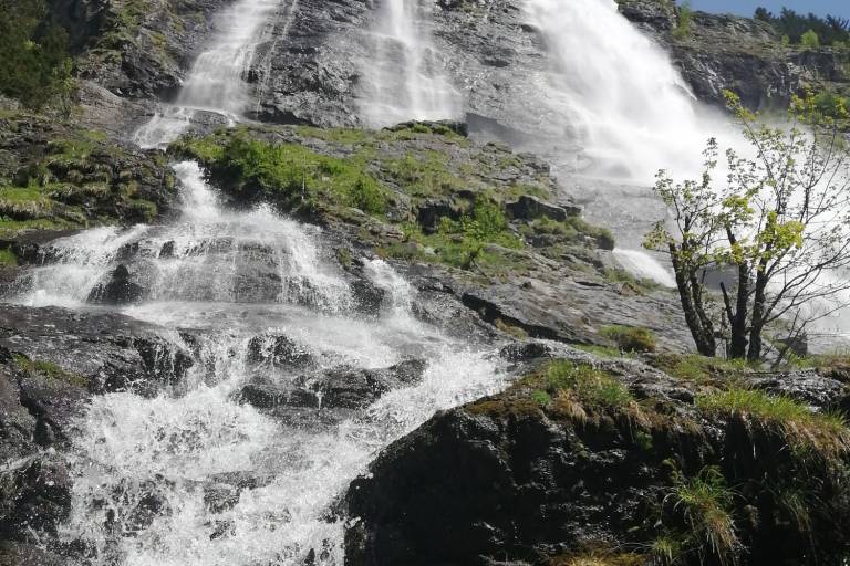 Summer hike: The song of the Fare Waterfall image1