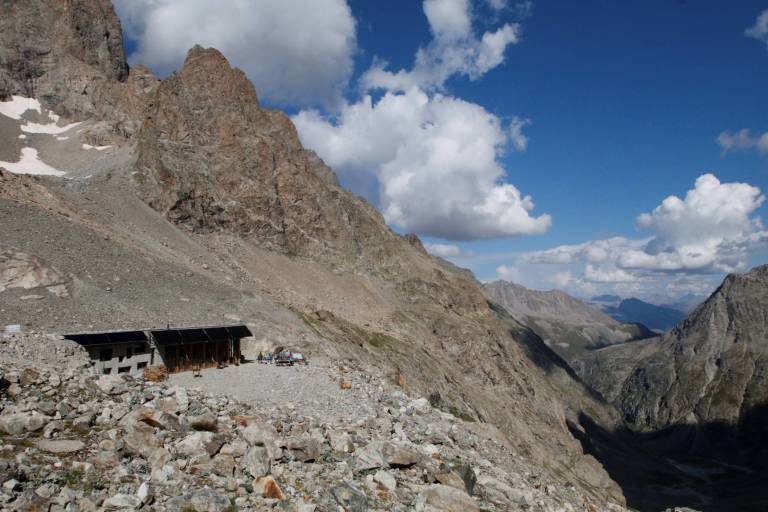Le refuge et le lac du Pavé image2