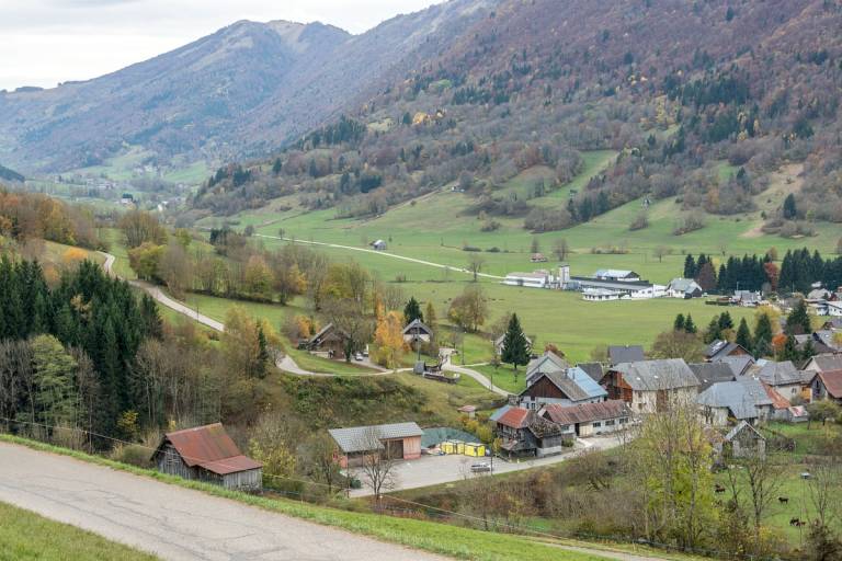 Les Bauges devant d'École à Villard image2