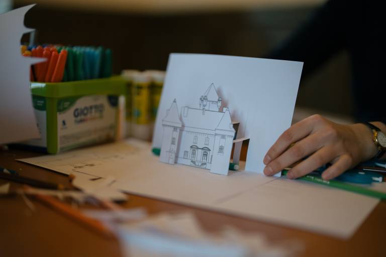 Atelier famille au Château d'Aubenas : "Création d'une carte pop-up du Château" image2