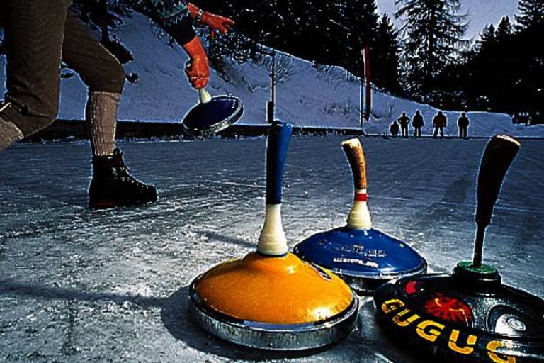 eisstock discovery tournament at the skating rink image1