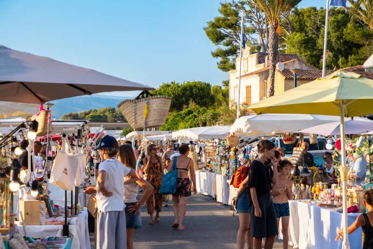 Port de la Madrague night market image2