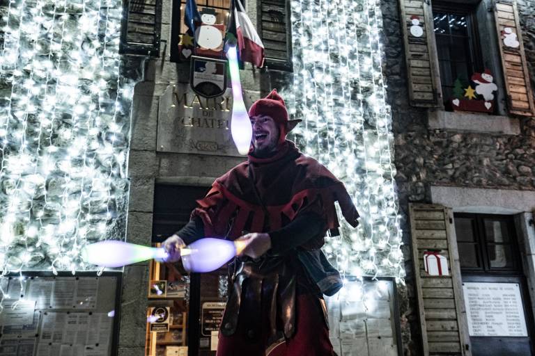 The elf and the Christmas fairy on the road ! image2