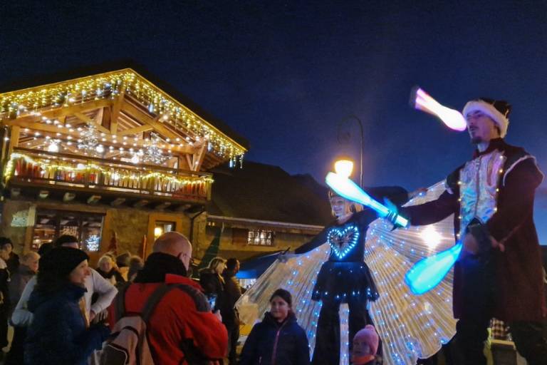 The elf and the Christmas fairy on the road ! image1