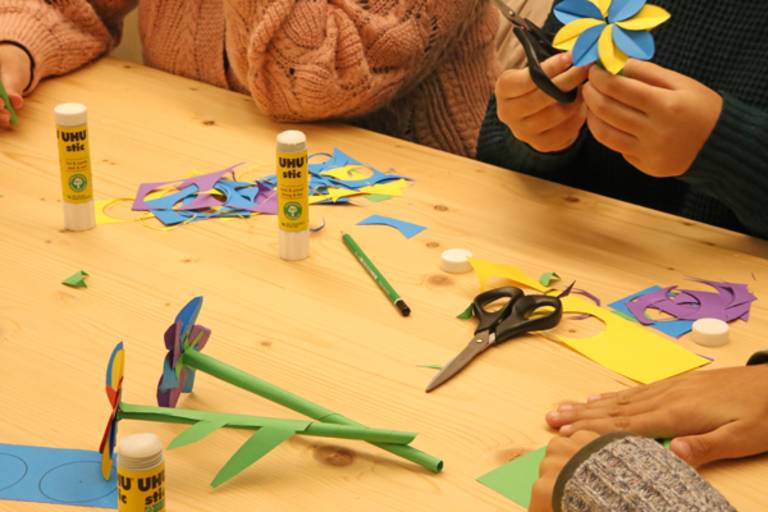 [Noël au Château] Atelier famille au Château d'Aubenas : "Création de fleurs en papier" image1