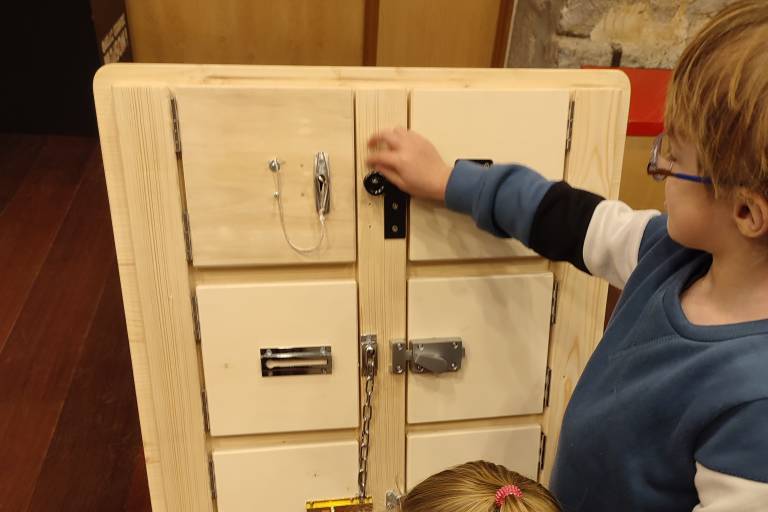 Toc, toc, toc, qui se cache derrière la porte? - Le coin des enfants (2 - 3 ans) image1