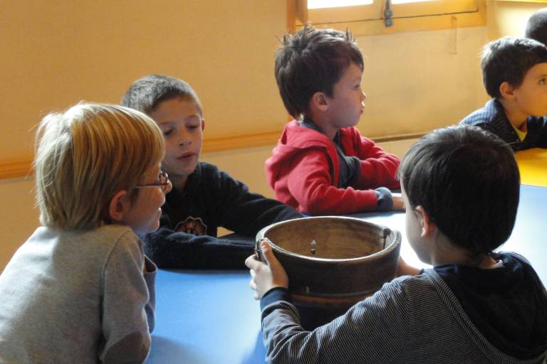 Fromage sur un plateau en Beaufortain : une découverte des différentes saveurs de l'alpage : atelier groupe scolaires image1