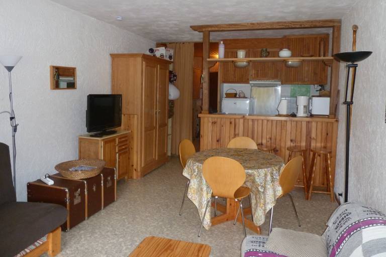 Demure François image2