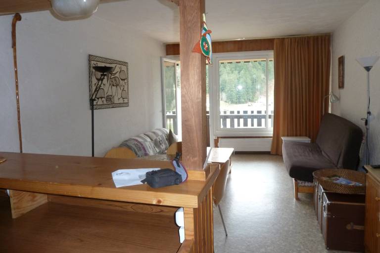 Demure François image1