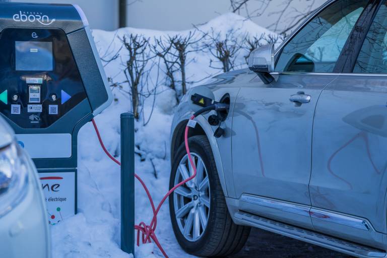Borne de recharge pour véhicules électriques - Parking du Pic / Pressenage image1